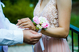 prom couple holding hands