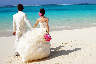 wedding couple walking on the beach